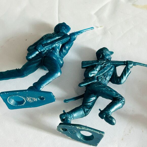 Vintage Army Plastic Toy Soldier Figures Mixed Lot of 8 Green Blue Yellow 1.75" - Picture 5 of 5